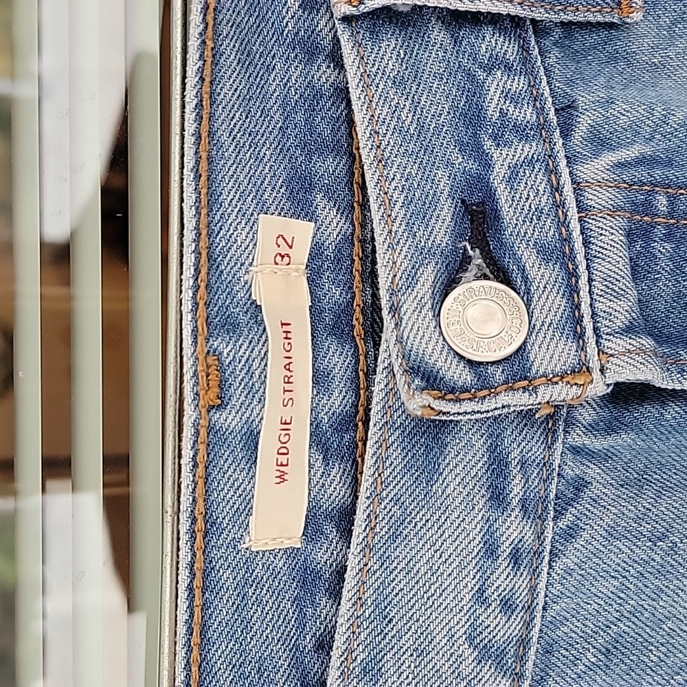 Levi's WEDGIE STRAIGHT High-Rise Light Wash Button Fly Jeans Sz 32 - Picture 2 of 12
